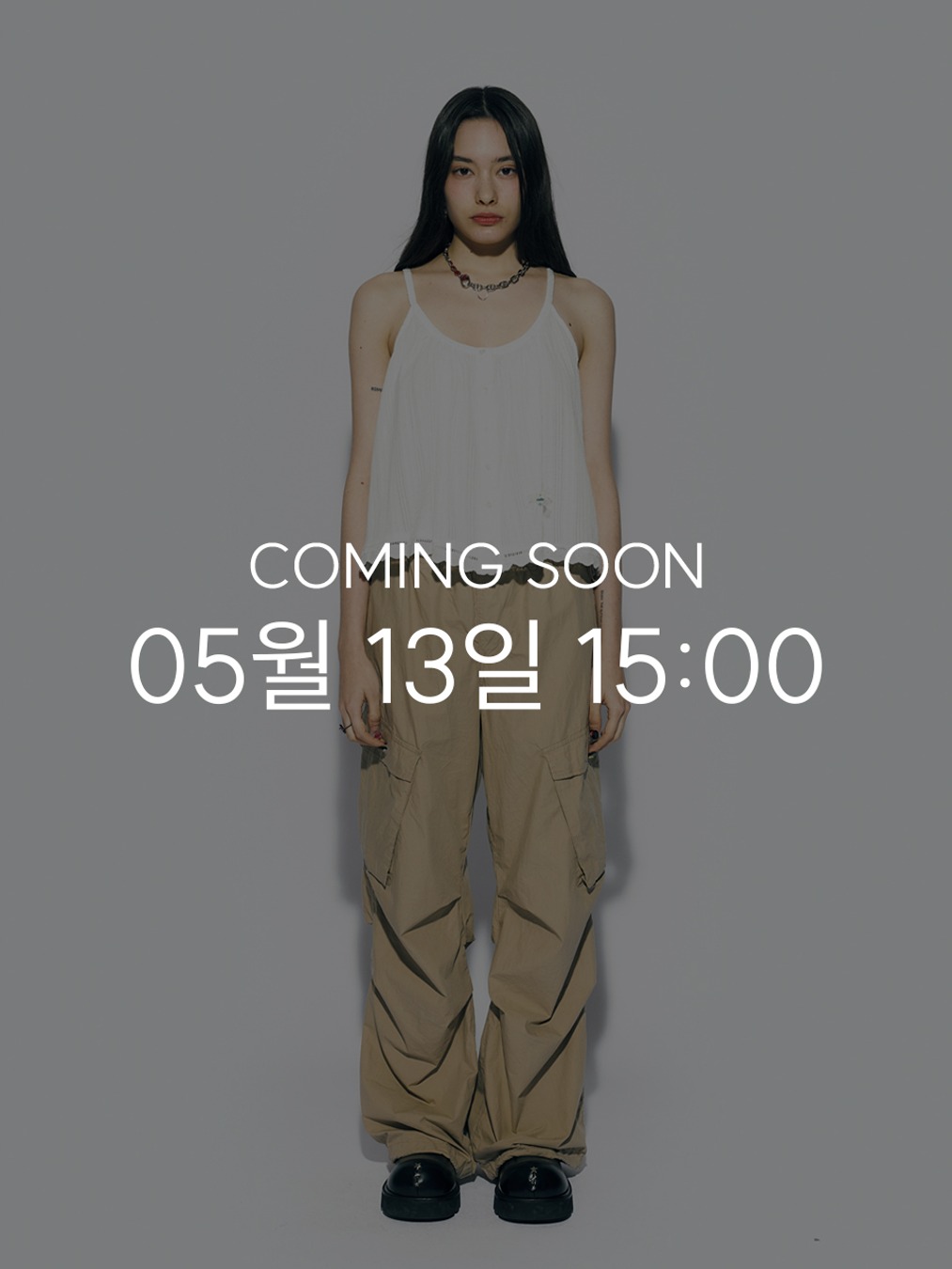 MEDAL FLARE SLEEVELESS BLOUSE WHITE - 에즈이프캘리(asifCALIE)